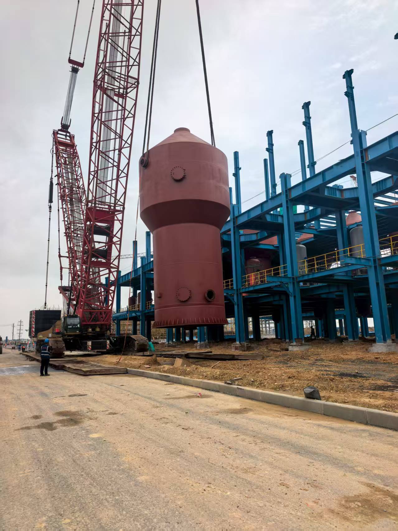 The hoisting of Grade 1 and Grade 2 of the 7-effect evaporation station of Jiuye Chemical in Fangche