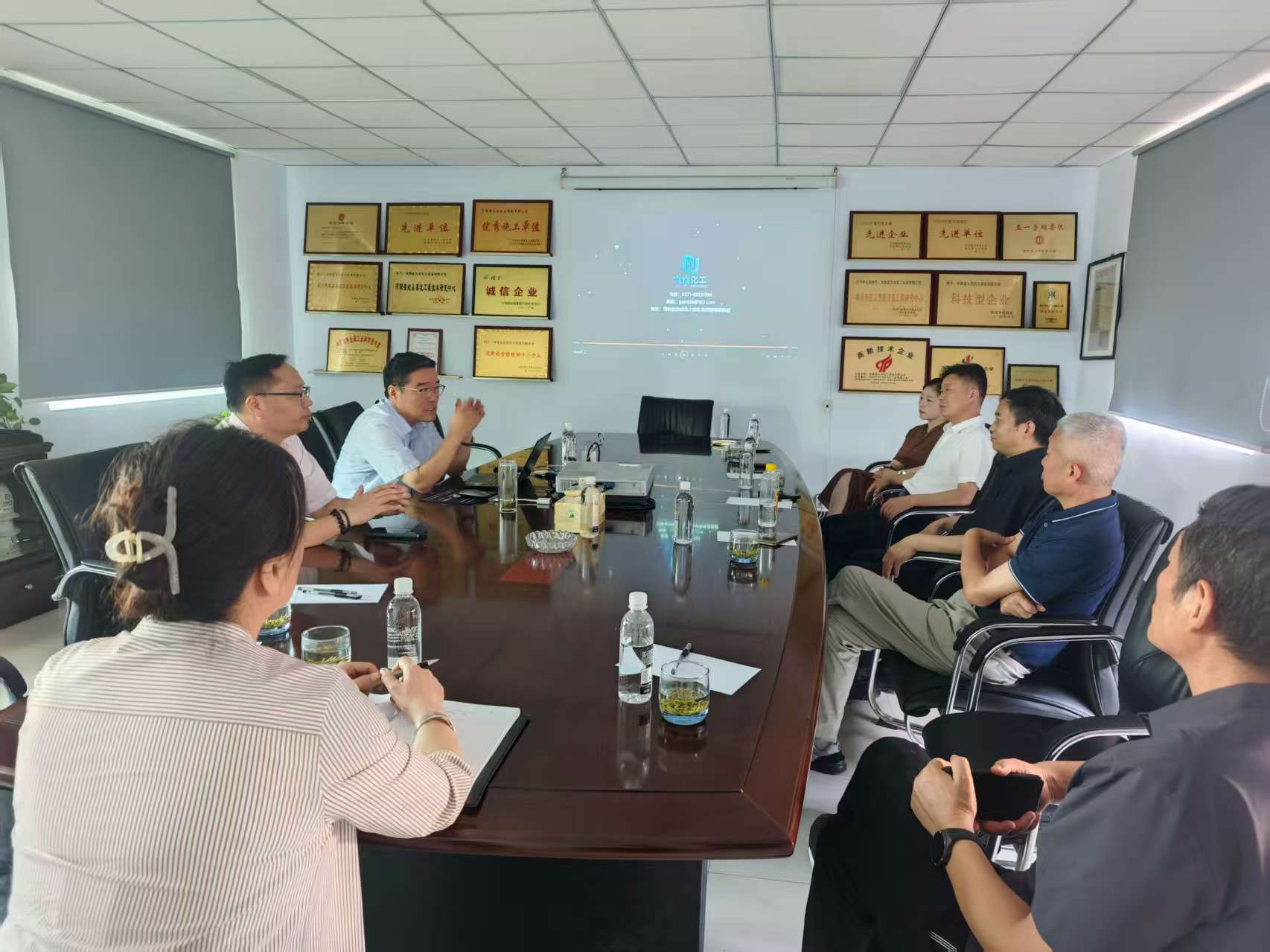 Leaders of the Municipal CPPCC conduct research at Jiuye Chemical.