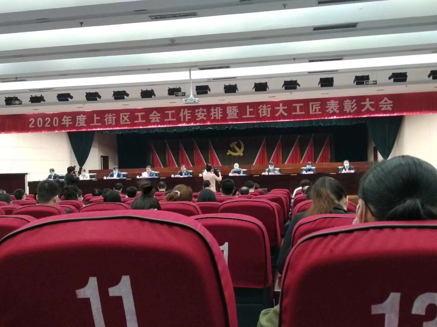 ���Ͼ�ұ�����豸���޹�˾Ա������Ϊ�󹤽�